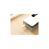 El sellador cargándose por USB-C sobre una mesa de madera